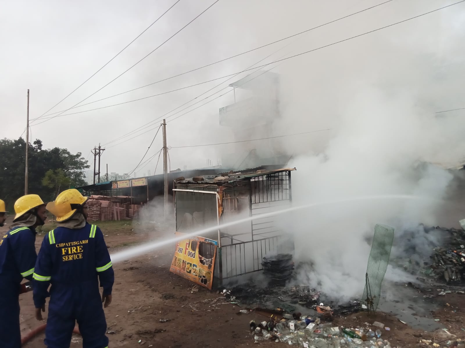 भिलाई-3 में कबाड़ी दुकान में भीषण आग  फायर ब्रिगेड की तत्परता से बड़ी घटना टली