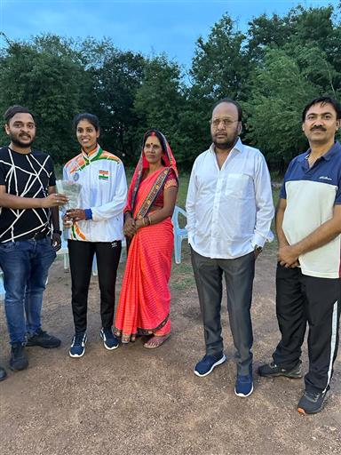 अंतरराष्ट्रीय नेटबॉल खिलाड़ी सुश्री सोनम शर्मा को, पुष्पगुच्छ देते हुए  सम्मानित कर, उसके उज्जवल भविष्य की शुभकामनाएं दी 