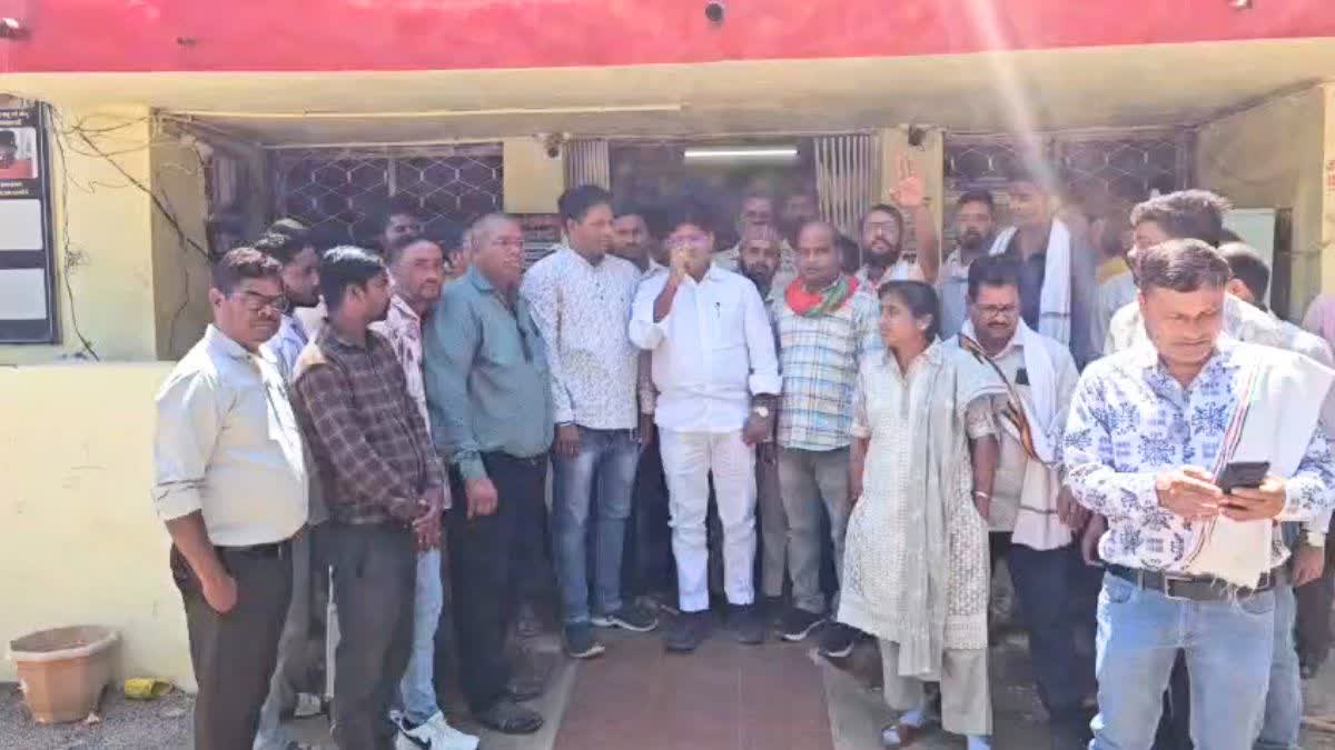 दुर्ग में 5 साल की बच्ची से दरिंदगी: कांग्रेस का उतई थाने का घेराव, आरोपी के लिए फांसी की मांग