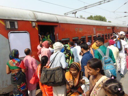 ट्रेनें हो रही रद्द, यत्रियों की बढ़ी परेशानी