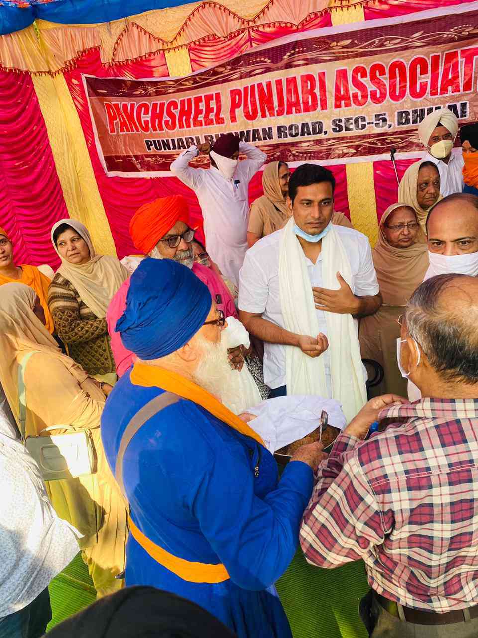 गुरुद्वारा पहुंचे महापौर देवेंद्र ने वाहेगुरु के सामने टेका मत्था,फिर किए श्रम दान
...….