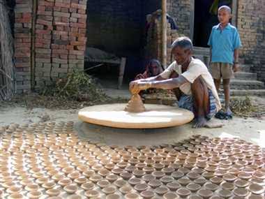 बदलेगी कुम्हारों की तस्वीर, इस बार अपने घरों को भी मिट्टी के दीयों से करेंगे रौशन