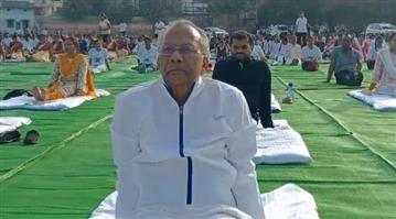 जिले में मनाया गया नवम अंतरराष्ट्रीय योग दिवस, दुर्ग के पदमनाभपुर मिनी स्टेडियम में किया गया योग, गृह मंत्री ताम्रध्वज साहू ने दी योग दिवस की शुभकामनाएं।