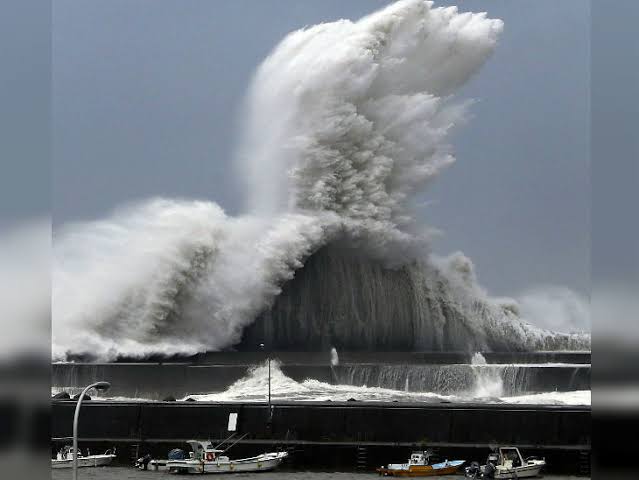 महाराष्ट्र के कई समुद्री इलाको में हाई अलर्ट तूफान को लेकर खतरे की आशंका,भारी बारिश की संभावना ,रेड अलर्ट जारी

