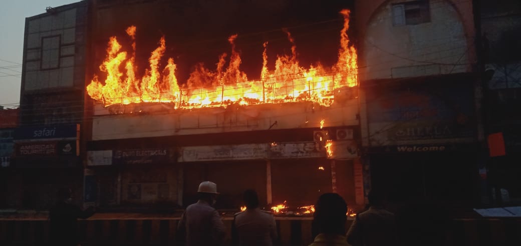 दुर्ग के शीला होटल में भीषण आग, रेस्क्यू के बाद लोगों को निकाला