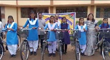 शाला प्रवेश उत्सव सत्र का हुआ शुभारंभ, मुंह मीठा कराकर विद्यार्थियों का किया स्वागत, विद्यार्थियों का बढ़ाया गया मनोबल