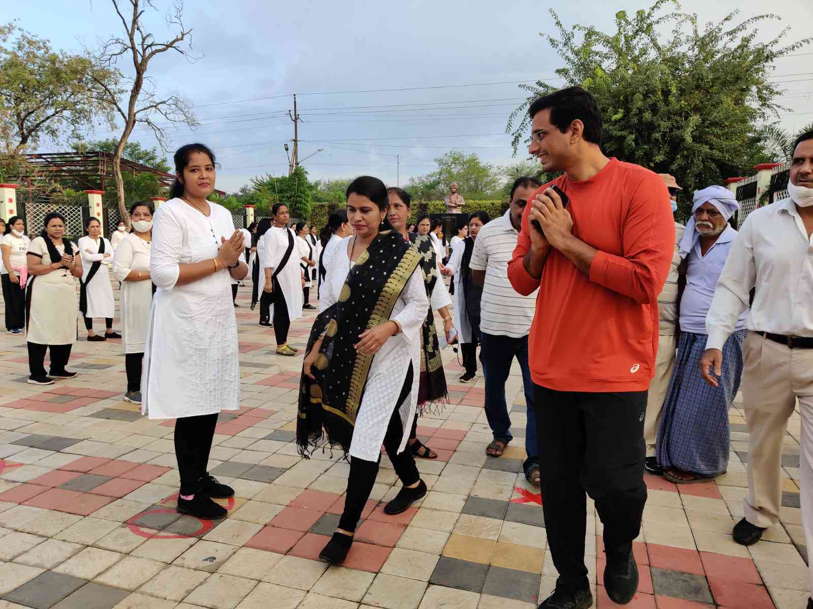 भिलाई के विवेकानंद पार्क पहुंचे विधायक देवेंद्र यादव, सनराइज एरोबिक्स वुमेन्स क्लब की महिलाओं से भी मिले