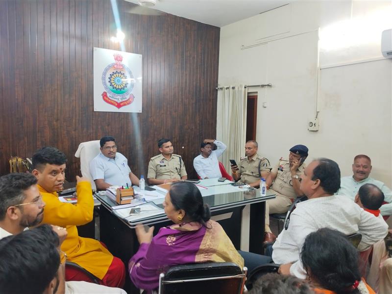 नकली फर्जी शंकराचार्य अधोक्षजा नन्द के प्रवास पर पुलिस प्रशासन द्वारा लगा प्रतिबंध