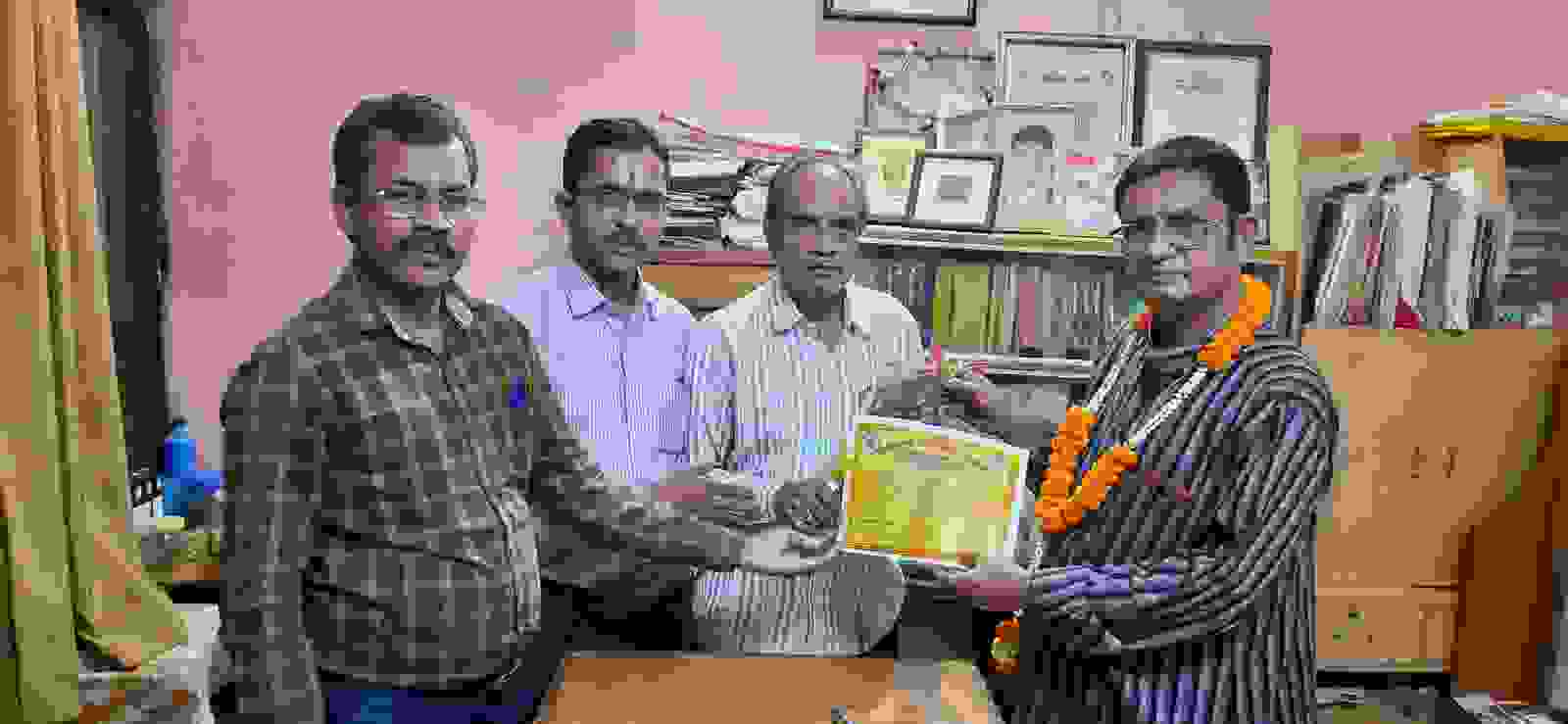 छत्तीसगढ़ स्वाभिमान संस्थान ने घर आकर किया आचार्य डा. महेशचन्द्र शर्मा का सम्मान