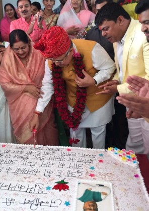सड़सठ के हुए पूर्व मुख्यमंत्री डॉ रमन सिंह, बोल बम सेवा समिति ने मनाया जन्मदिन, 67 पौंड का केक काटकर दि बधाई