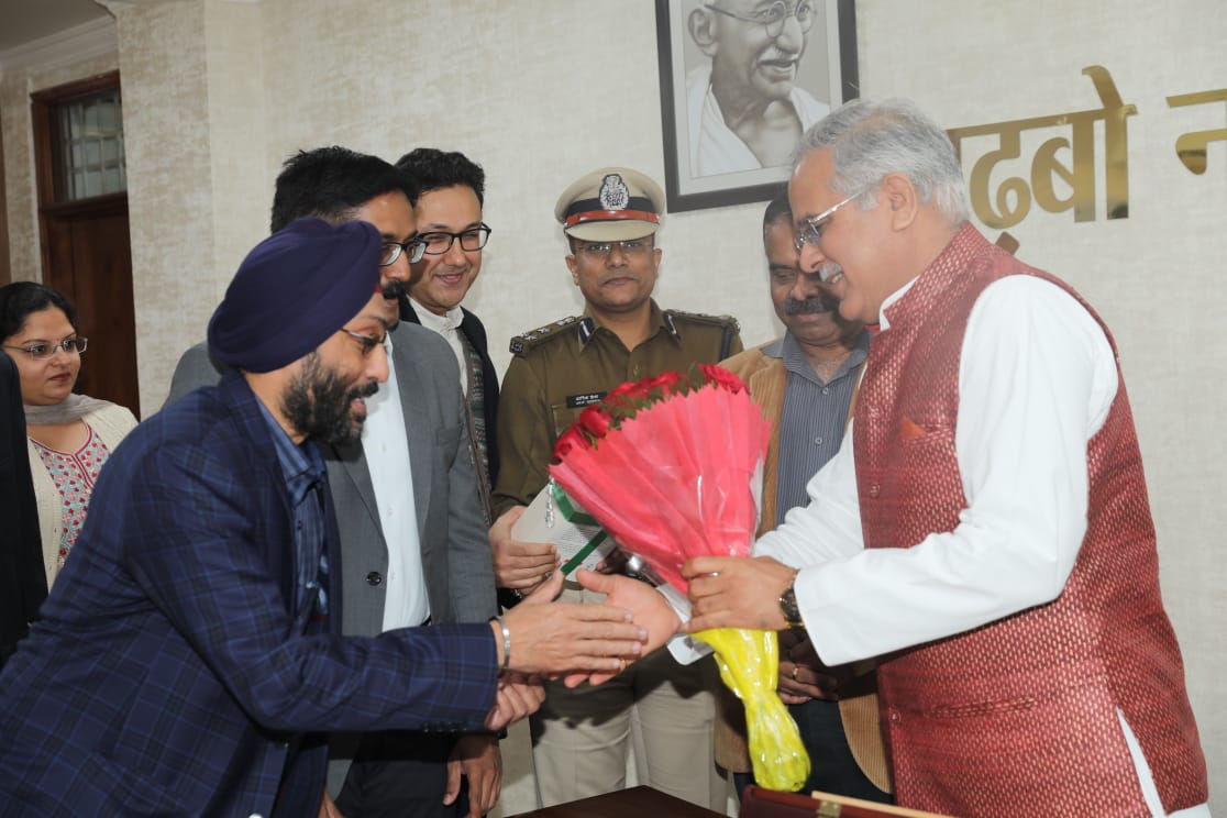 एडीजी जीपी सिंह की अगुवाई में आईपीएस एसोसिएशन ने मुख्यमंत्री से मिलकर दी नए साल की बधाई, मुख्यमंत्री ने कहा नए साल में करते नया कार्य