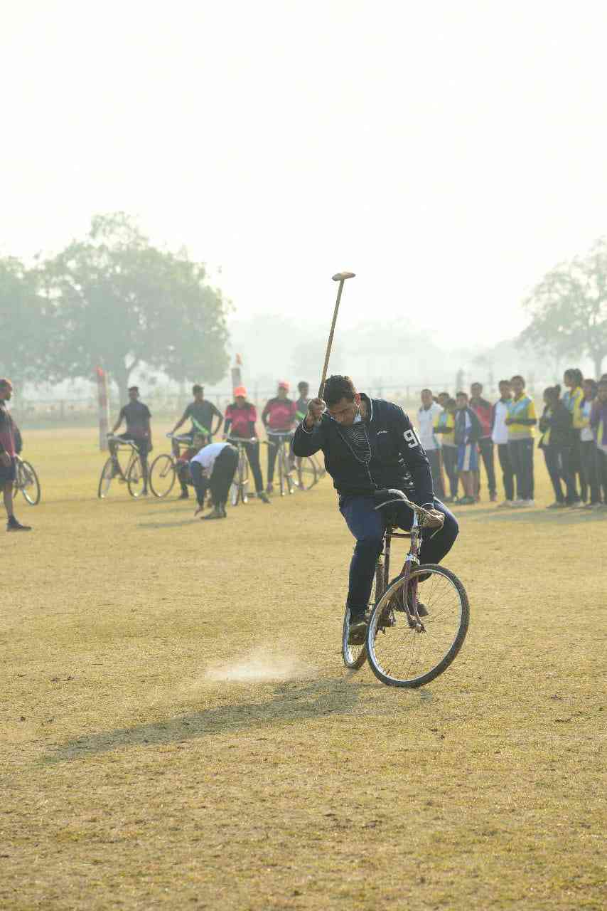 पोलो खेल महापौर ने कहा, आप साइकिल चला कर देश का नाम बढ़ाओ, समस्या के लिए आपका देवेंद्र साथ.........
