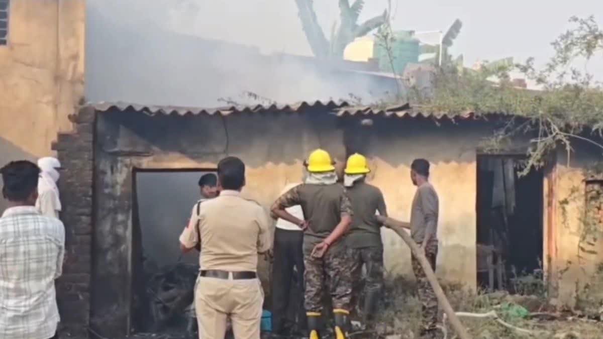 सूरजपुर के कबाड़ गोदाम में भीषण आग, रिहायशी इलाके में मचा हड़कंप — फायर ब्रिगेड ने पाया काबू