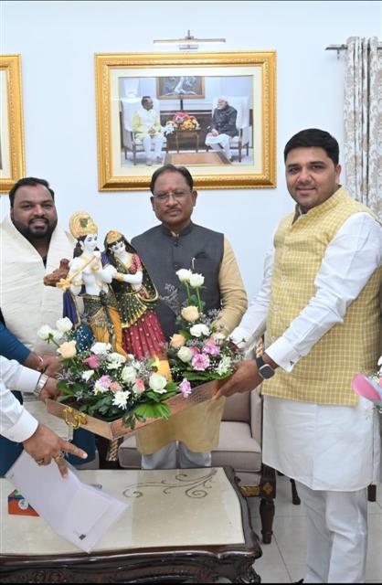 अतुल पर्वत ने छत्तीसगढ़ प्रदेश के लोकप्रिय मुख्यमंत्री  विष्णु देव साय  से आत्मीय मुलाकात हुई।व पुष्प गुच्छ भेट कर आशीर्वाद लिया । साथ ही 