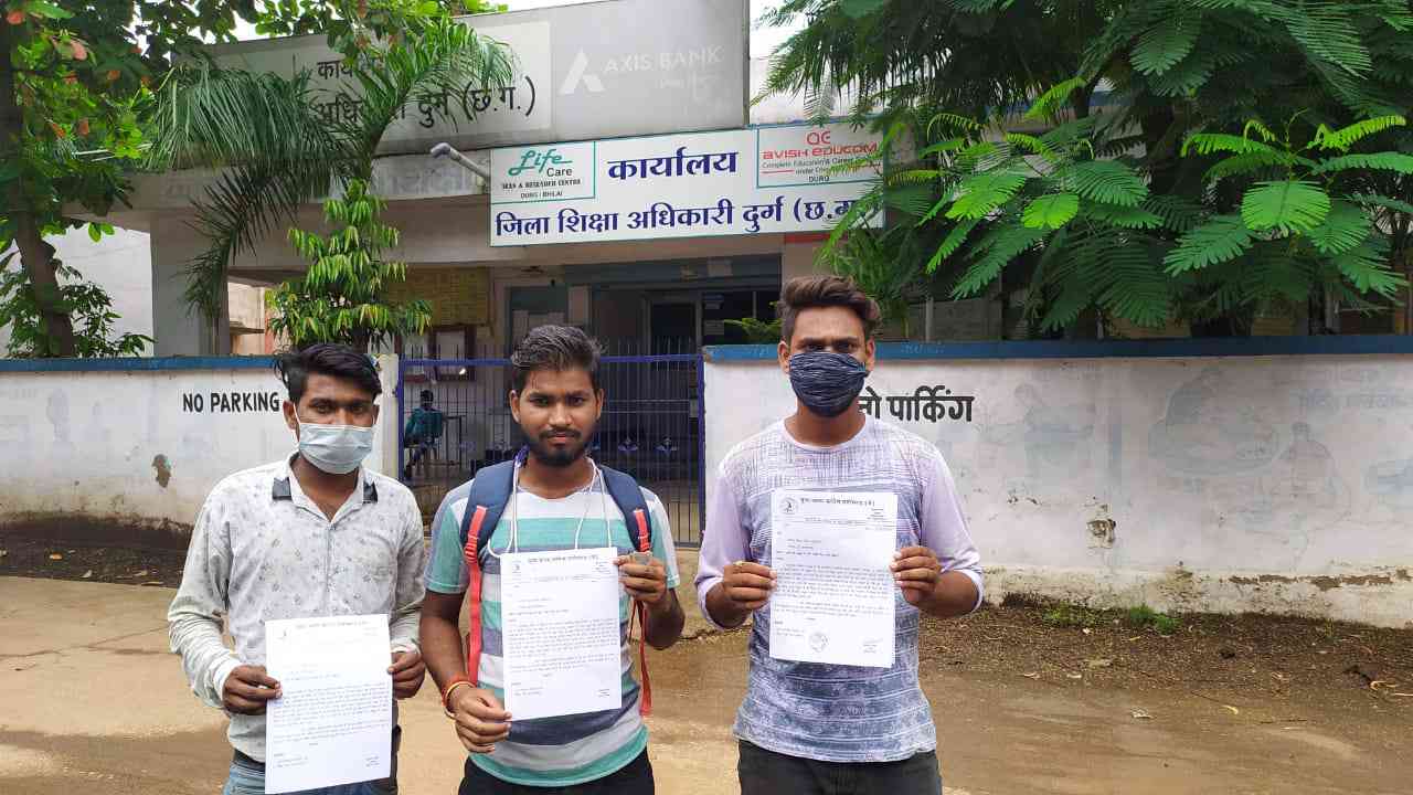 छात्रों के भविष्य को देखते हुए युवा जनता कांग्रेस छत्तीसगढ़ (जे) के लोगों ने जिला शिक्षा अधिकारी को ज्ञापन सौंपा।