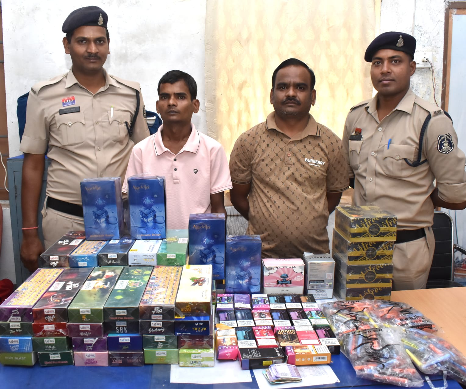 दुर्ग में हुक्का-ई सिगरेट पर बड़ी कार्रवाई, 2 आरोपी गिरफ्तार नशे के खिलाफ दुर्ग पुलिस का एक्शन, हुक्का फ्लेवर-ई सिगरेट जब्त