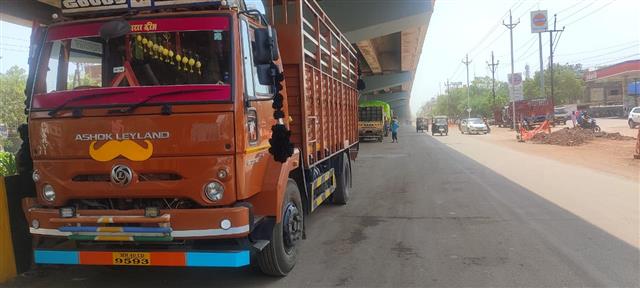 दुर्ग यातायात पुलिस की बड़ी कार्यवाही, सुपेला ,पावर हाउस ब्रिज के नीचे नो पार्किंग में खड़ी माल वाहक वाहनो पर की गई कार्यवाही, 16 माल वाहकों पर मोटर व्हीकल एक्ट की कार्यवाही, 12800 रुपये का वसूला गया अर्थदंड।