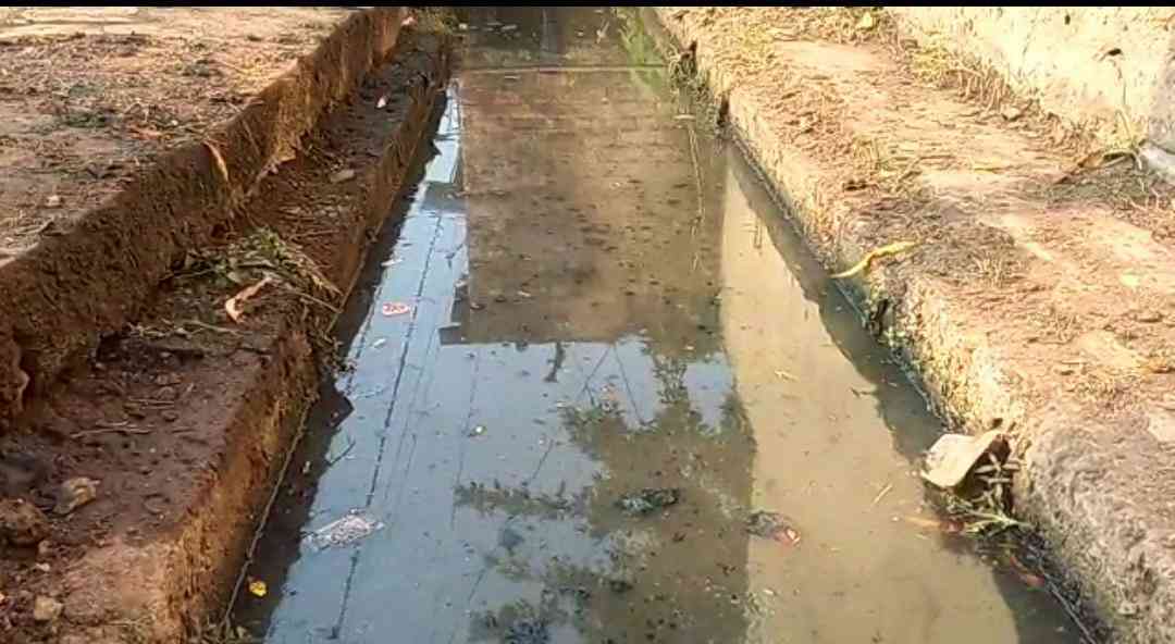 गोबर में बच्ची, पहुंची अस्पताल, मोहल्ले में हुआ बवाल

