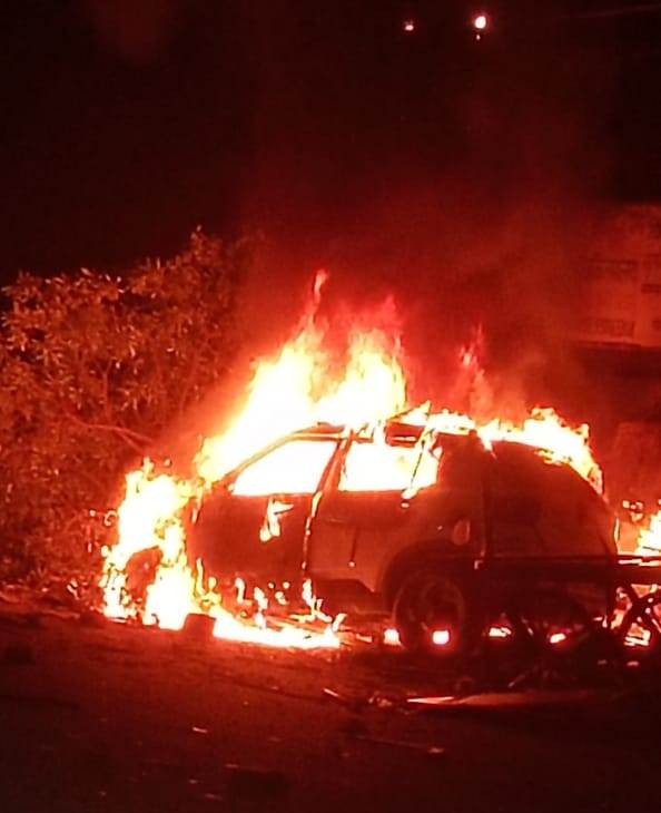 रायपुर में तेज रफ्तार कार में लगी आग, तीन लोग झुलसे
