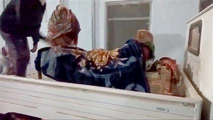 स्वास्थ्य मंत्री के क्षेत्र में स्वास्थ्य व्यवस्था बदहाल: खाट पर ढोए जा रहे मरीज, एम्बुलेंस मांगने पर जिम्मेदारों ने कहा- गाड़ी खाली नहीं...विपक्ष बोला- दिया तले अंधेरा