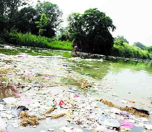 पेयजल पाईपलाइन नाली में डूबी, बीएसपी देखकर भी कर रहा है अनदेखी