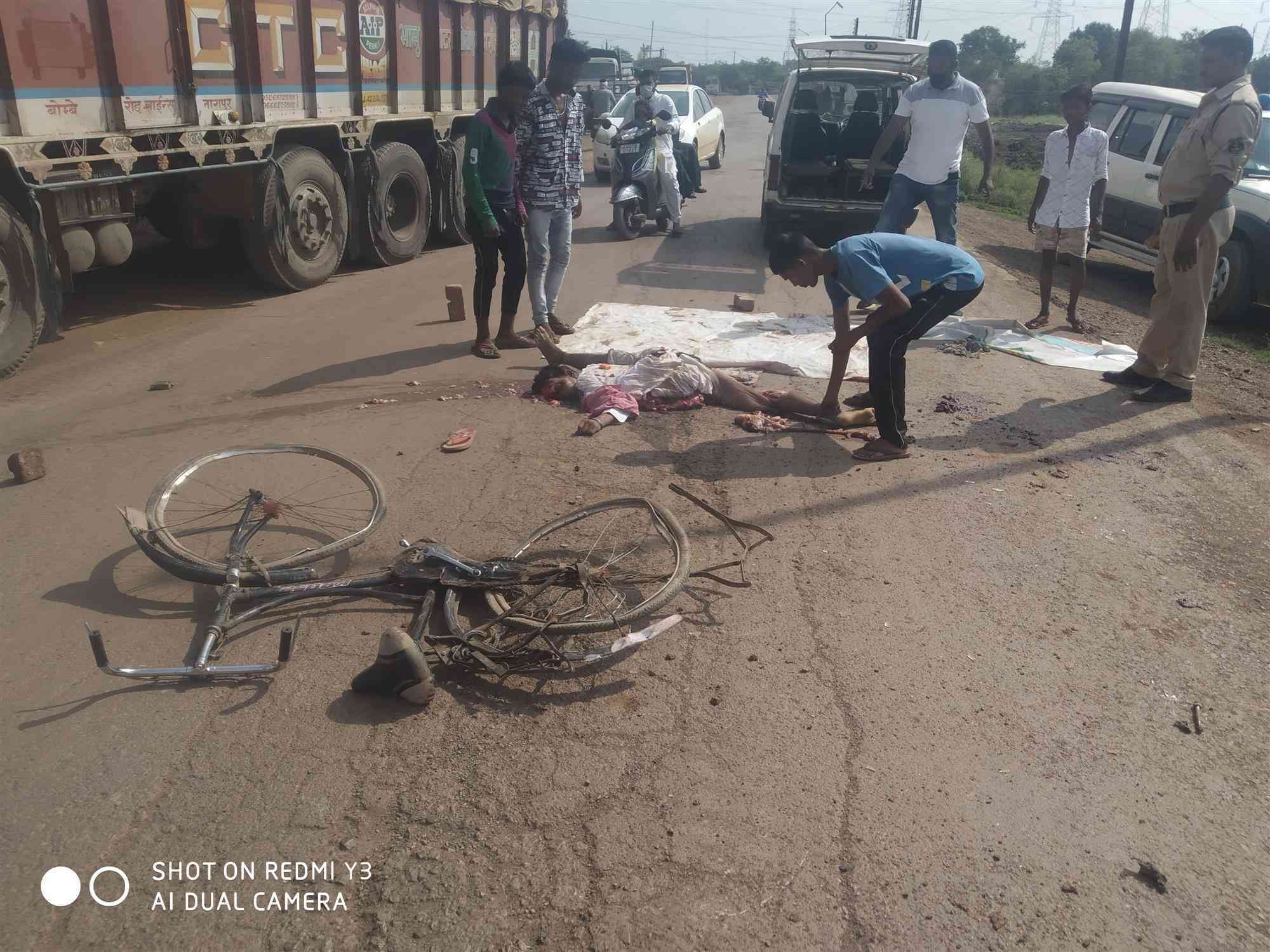 ट्रेलर की चपेट में आने से साइकिल सवार युवक की  दर्दनाक मौत! 