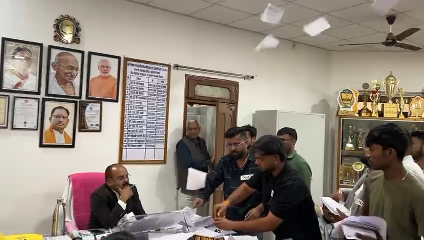 कल्याण कॉलेज में हंगामा: सफाईकर्मियों के साथ अभद्र व्यवहार के आरोप पर एनएसयूआई का विरोध प्रदर्शन