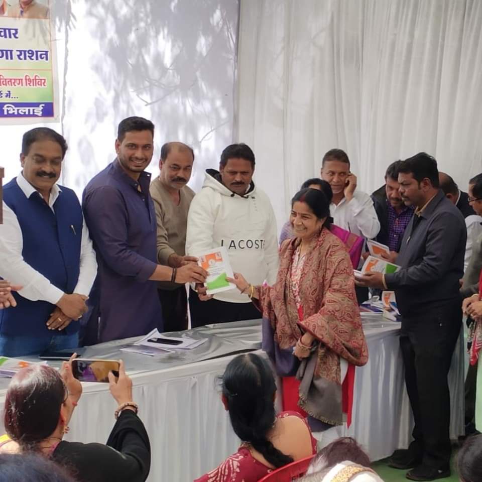 भिलाई विधायक व महापौर देवेंद्र यादव ने हुडको छेत्र में किया एपीएल राशनकार्ड का वितरण