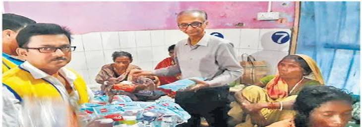 युवा एकता फाउंडेशन ने बांटी मिठाइयां